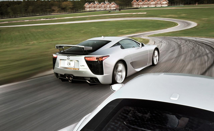 Lexus LFA và 2012 Ferrari 458 Italia
