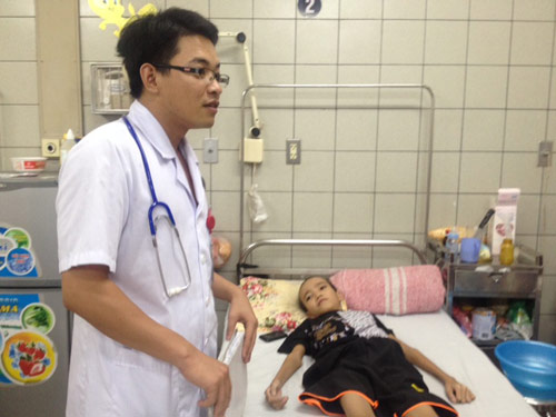 Cứu sống bé trai mắc bệnh có một không hai tại Việt Nam - 1