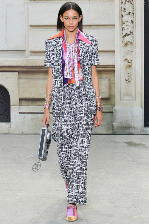 Dàn chân dài của Chanel hăng hái biểu tình - 10