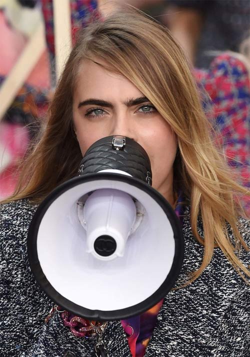 Dàn chân dài của Chanel hăng hái biểu tình - 2