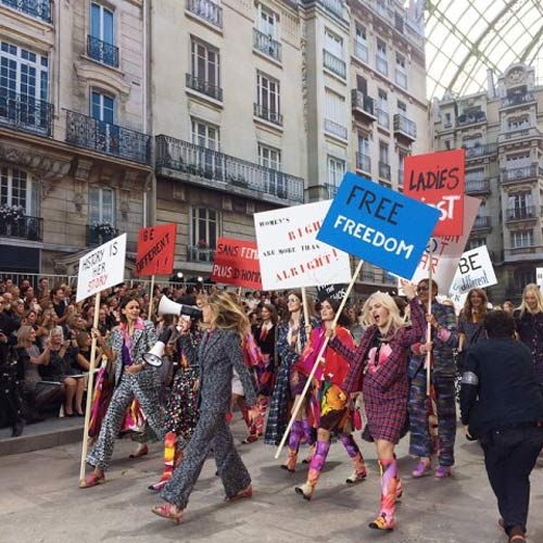 Dàn chân dài của Chanel hăng hái biểu tình - 3