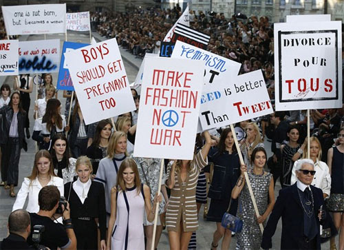 Dàn chân dài của Chanel hăng hái biểu tình - 4