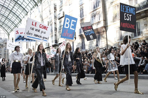 Dàn chân dài của Chanel hăng hái biểu tình - 5