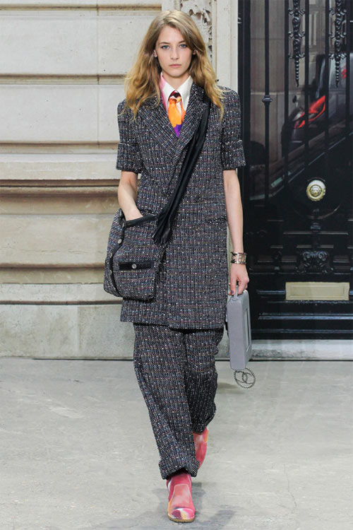 Dàn chân dài của Chanel hăng hái biểu tình - 12