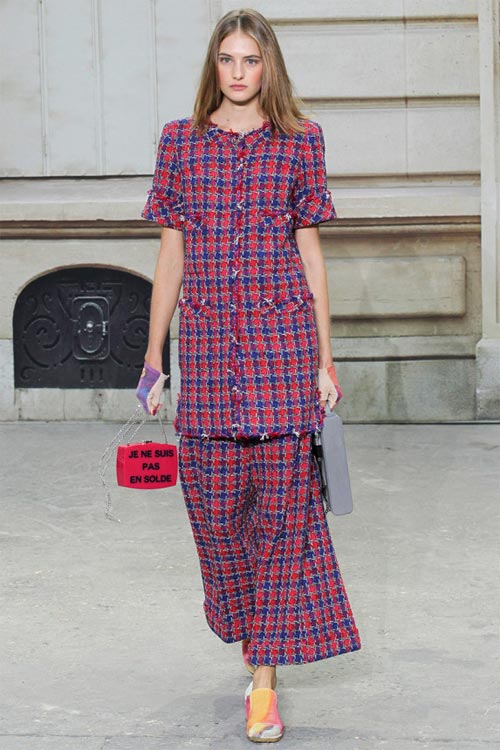 Dàn chân dài của Chanel hăng hái biểu tình - 15