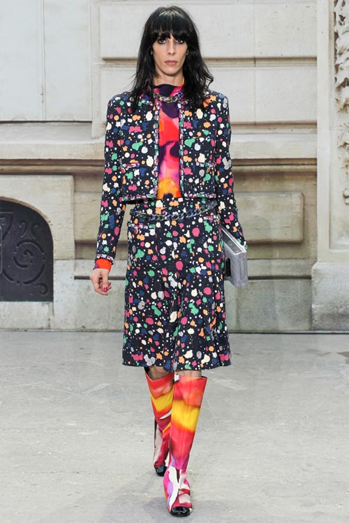 Dàn chân dài của Chanel hăng hái biểu tình - 16