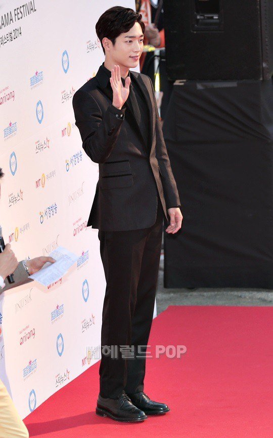 “Người đẹp giả nude” gây chú ý trên thảm đỏ - 8