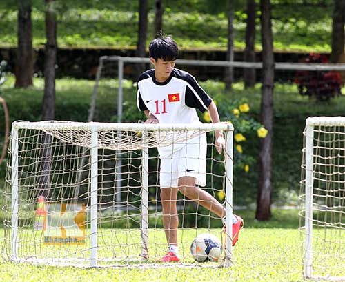 U19 Việt Nam: Công Phượng phải chơi đồng đội hơn - 1