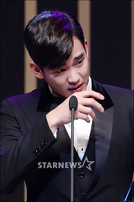 Kim Soo Hyun nước mắt lã chã khi nhận giải danh giá - 3