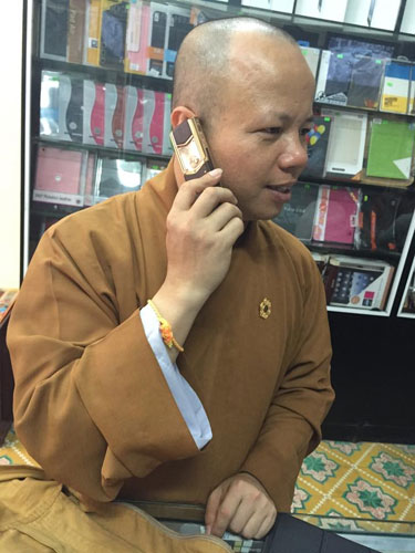 Nhà sư "đập hộp iPhone 6" sẽ bị bãi miễn chức vụ - 2