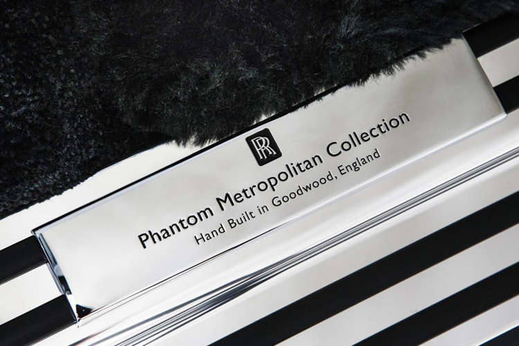 Dòng chữ thể hiện phiên bản Phantom Metropolitan Collection
