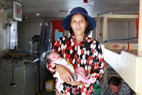 Bộ đội đỡ đẻ cho sản phụ sinh con trên tàu cao tốc - 1