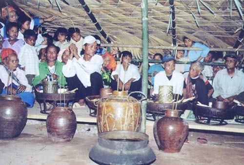 Tập tục "tán gái" và kiếm vợ kỳ lạ của dân tộc Ma Cong - 2