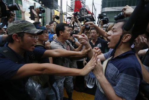 Hong Kong: Người biểu tình đụng độ hội Tam Hoàng - 3