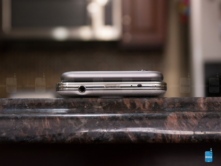 Cụ thể, iPhone 6 sở hữu Focus Pixels với khả năng ổn định hình ảnh kỹ thuật số. Máy cũng có khả năng quay Video slow motion với 240fps ở 720p. Với camera trước, iPhone 6 có độ mở ống kính f/2.2 với chế độ chụp liên tục và quay Video HDR.
