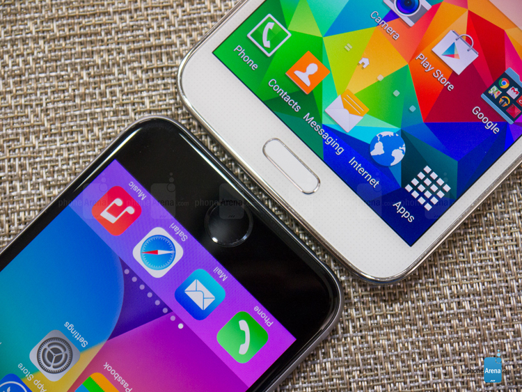 Đối với phần cứng, vì hai thiết bị chạy trên hai nền tảng khác nhau nên sẽ rất khó đánh giá chính xác nếu chỉ so sánh dựa trên cấu hình. Tuy nhiên chúng ta đều biết sự 'tối ưu hoá' của Apple với iOS, vì vậy sẽ không có gì đáng ngạc nhiên nếu iOS chạy mượt mà hơn và ổn định hơn Galaxy S5.
