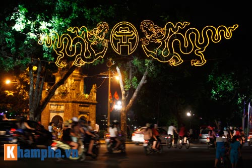 Hồ Gươm rực sáng mừng kỉ niệm 60 năm giải phóng Thủ đô - 3