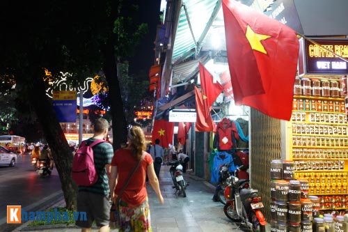 Hồ Gươm rực sáng mừng kỉ niệm 60 năm giải phóng Thủ đô - 18