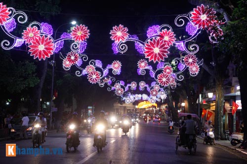 Hồ Gươm rực sáng mừng kỉ niệm 60 năm giải phóng Thủ đô - 13