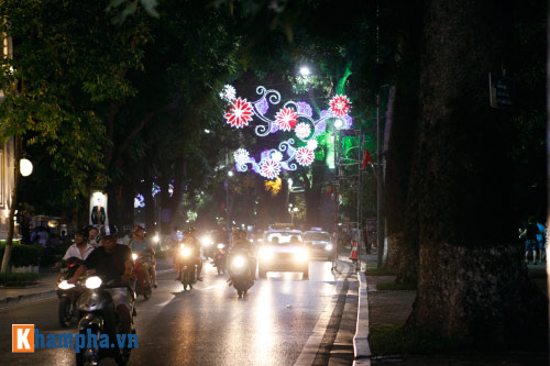 Hồ Gươm rực sáng mừng kỉ niệm 60 năm giải phóng Thủ đô - 14