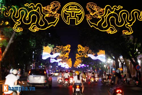 Hồ Gươm rực sáng mừng kỉ niệm 60 năm giải phóng Thủ đô - 2