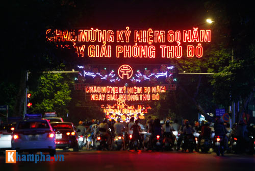 Hồ Gươm rực sáng mừng kỉ niệm 60 năm giải phóng Thủ đô - 16