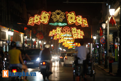Hồ Gươm rực sáng mừng kỉ niệm 60 năm giải phóng Thủ đô - 17