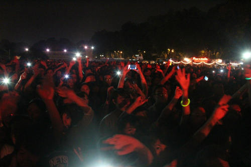 Hát xong, ca sĩ Bỉ nằm bẹp dưới đất tại Festival Gió mùa - 11