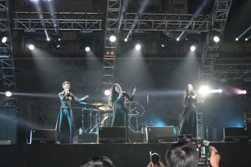 Hát xong, ca sĩ Bỉ nằm bẹp dưới đất tại Festival Gió mùa - 10