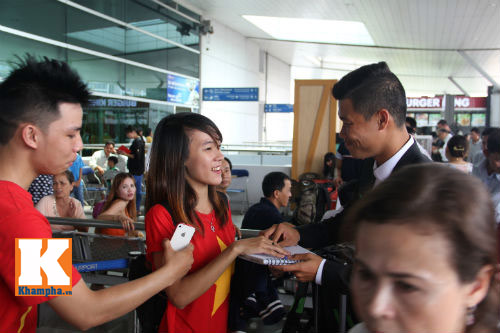 Fan hò reo tiễn U19 VN đi Myanmar so tài giải châu Á - 8