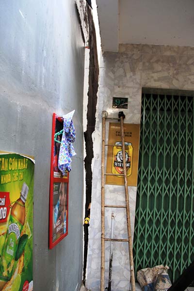 TPHCM: Nhà 3 tầng nghiêng, dân di tản khẩn cấp - 2