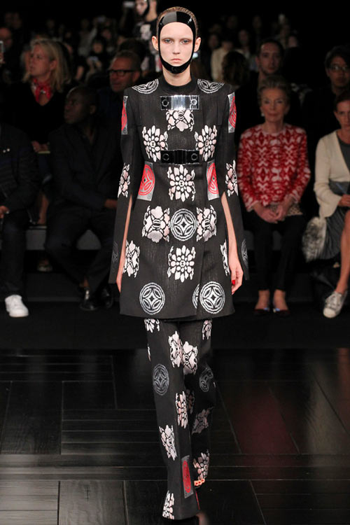 Vẻ đẹp đủ sức "giết người" của Alexander McQueen - 4