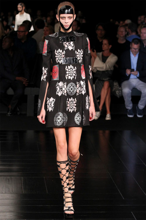 Vẻ đẹp đủ sức "giết người" của Alexander McQueen - 5