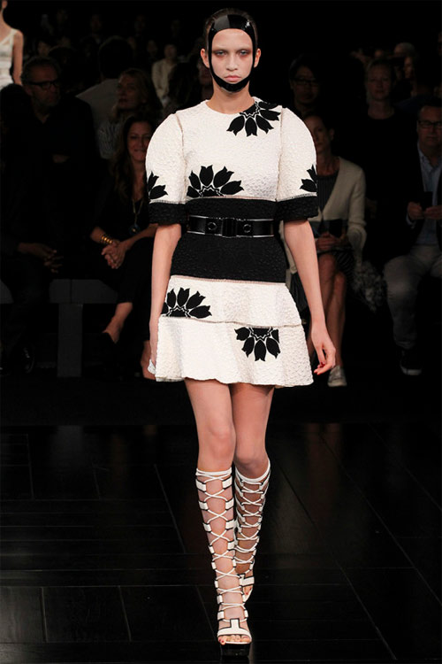 Vẻ đẹp đủ sức "giết người" của Alexander McQueen - 9