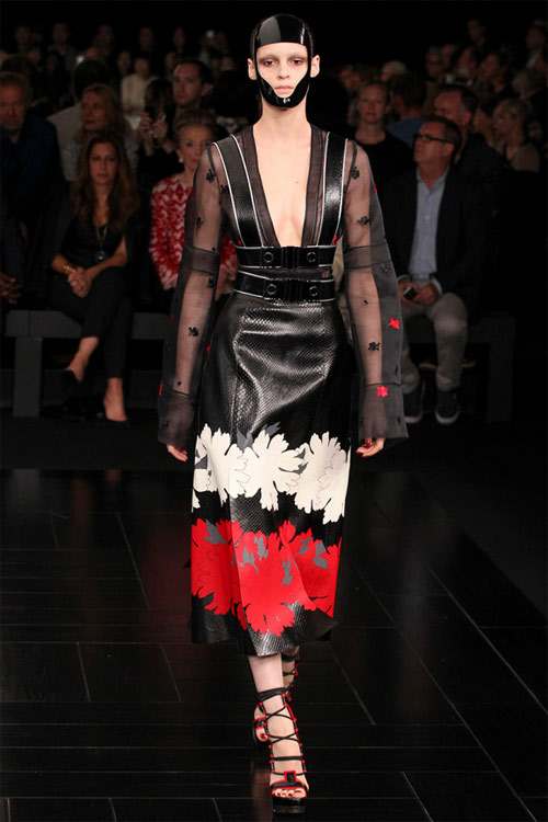 Vẻ đẹp đủ sức "giết người" của Alexander McQueen - 13