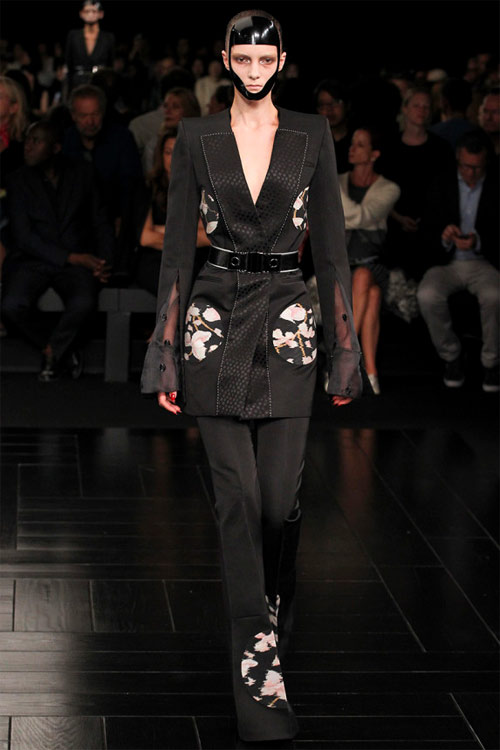 Vẻ đẹp đủ sức "giết người" của Alexander McQueen - 4