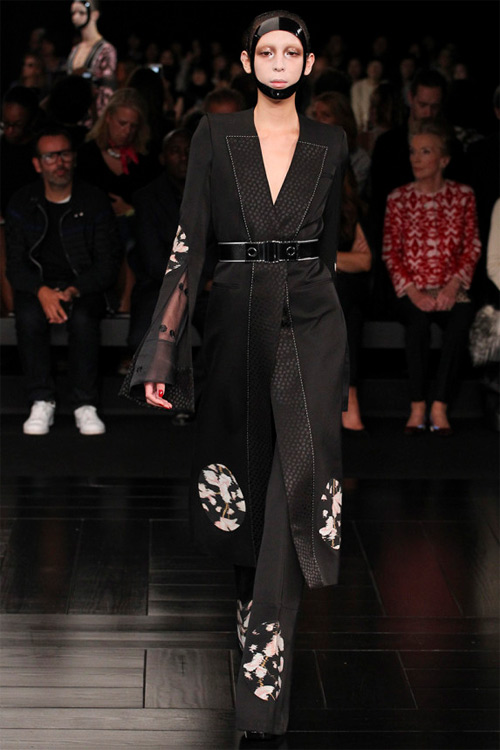 Vẻ đẹp đủ sức "giết người" của Alexander McQueen - 5
