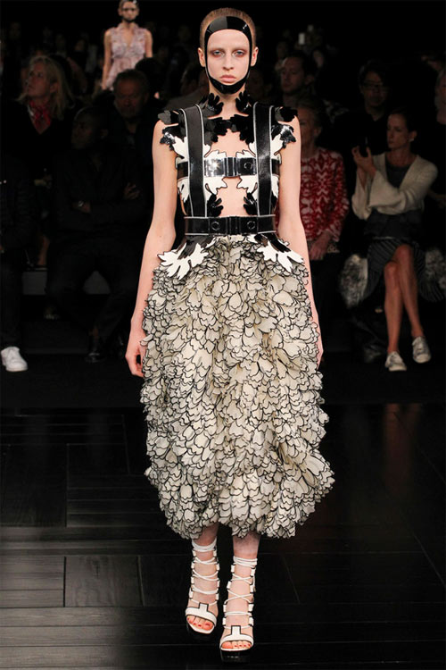 Vẻ đẹp đủ sức "giết người" của Alexander McQueen - 8