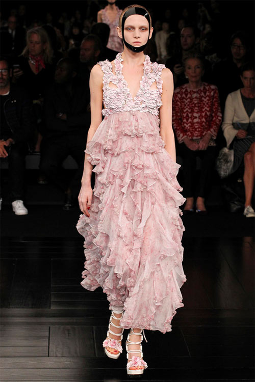 Vẻ đẹp đủ sức "giết người" của Alexander McQueen - 9