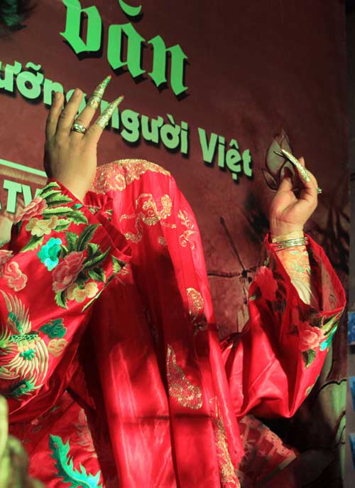 Tò mò xem “thanh đồng thoát xác” hầu đồng - 2