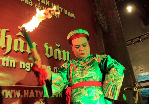 Tò mò xem “thanh đồng thoát xác” hầu đồng - 4