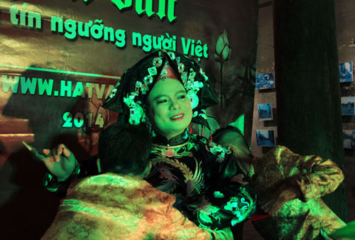 Tò mò xem “thanh đồng thoát xác” hầu đồng - 7