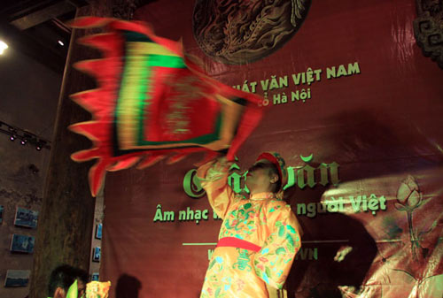 Tò mò xem “thanh đồng thoát xác” hầu đồng - 9