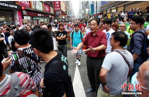 Dân Hong Kong sụp lạy sinh viên biểu tình - 1