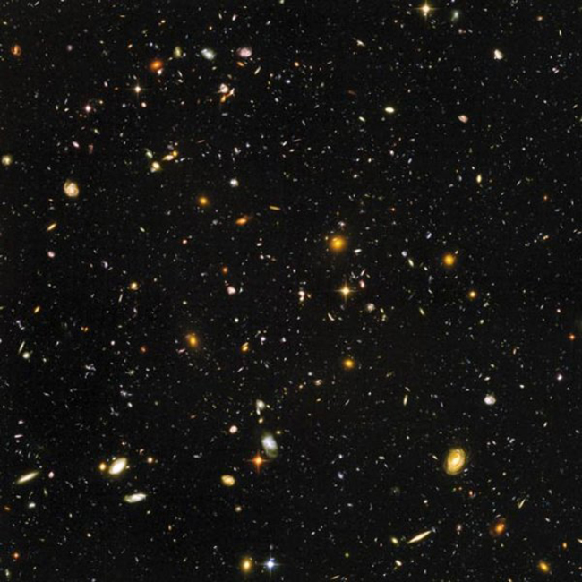 Bức ảnh tên Hubble Ultra Deep field, được chụp năm 2004. Khung cảnh ấn tượng nhất về bầu trời đêm được chụp lại bằng kính viễn vọng Hubble. Các nhà khoa học tin rằng bức hình khắc họa hơn 10.000 vì tinh tú trong dải ngân hà.
