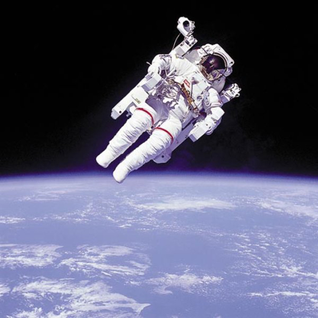 Nhà du hành Bruce McCandless đã mạo hiểm thử sức quãng đường hơn 90m từ con tàu không gian Challenger bằng thiết bị di chuyển có điều khiển vận hành bằng động cơ phản lực.
