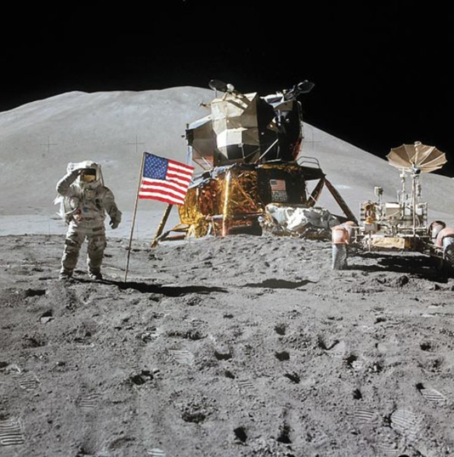 Nhà du hành Irwin cắm quốc kì Mỹ trên mặt trăng năm 1971.
