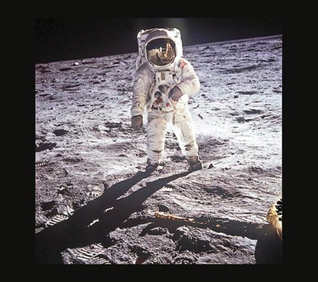 Neil Armstrong đã chụp bức ảnh người bạn đồng hành Buzz Aldrin đặt chân lên mặt trăng vào năm 1969. Đây cũng là lần đầu tiên loài người chinh phục hành tinh này.
