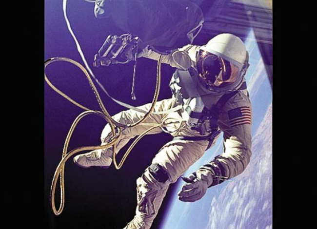 Năm 1965, con người đã mạo hiểm lơ lửng ngoài không gian không trọng lực.
