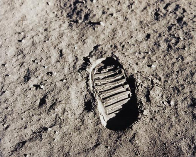 Mỗi bước chân trên mặt trăng đều để lại dấu vết rõ ràng.
